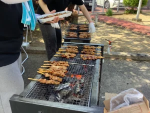 焼き鳥を焼いています